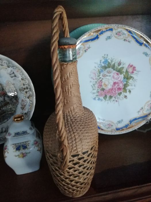 Straw-Wrapped Bottle Stand424126234745917442