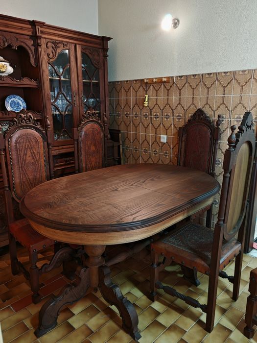 Conjunto de móveis de sala de jantar em castanho mogno maciço antigo