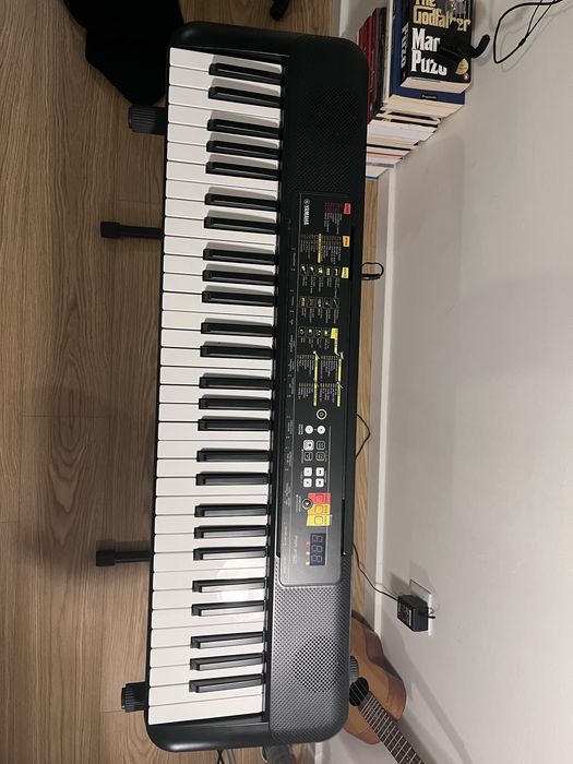 Teclado Yamaha PSR-F52 com suporte