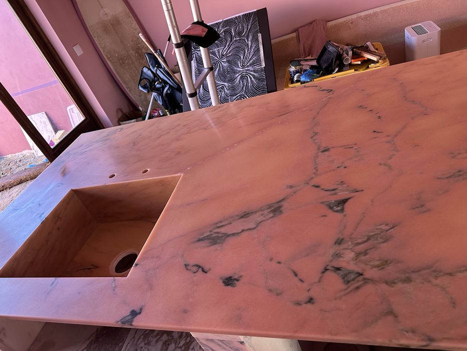 Ilha em marmore rosa