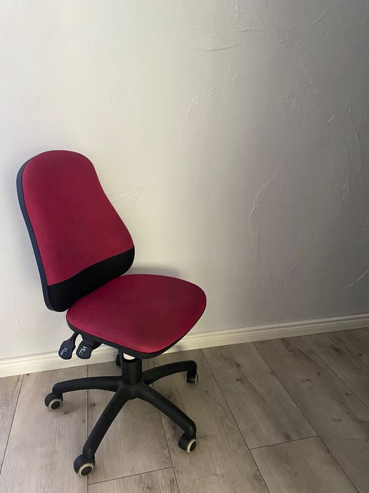 dziecięce krzesło obrotowe na kółkach