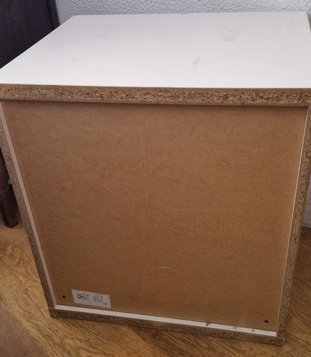 Armário pequeno (pode ser colocado em cima de outro móvel)