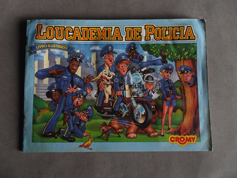 Caderneta de cromos Loucademia de Polícia (tem 60 cromos) + brinde