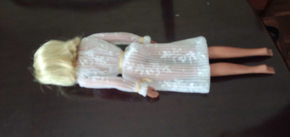 Boneca bar Bie roupa branca cabelo médio 10€