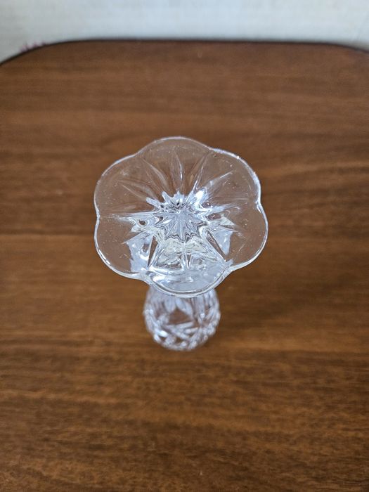 Кришталева ваза на ніжці