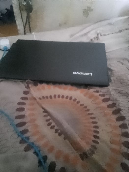 Ноутбук lenovo працює