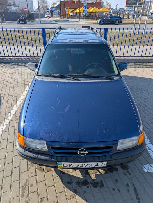 Продам машину   Opel  Астра бензин 1.4 мотор 1997 року