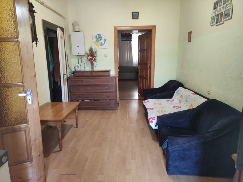 Продам 3 кімнатний півособняк в Ужгороді.