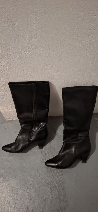 Botas pretas em pele cano alto Tam38