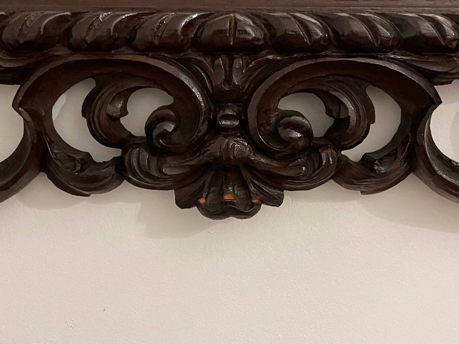 Espelho com moldura em madeira trabalhada