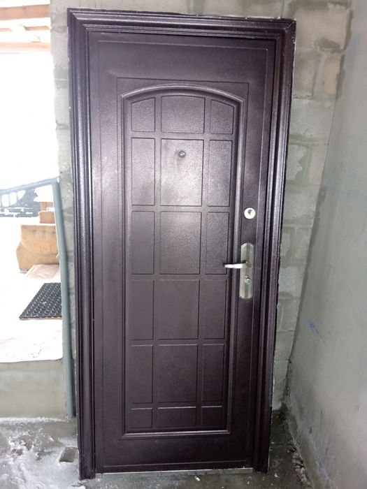 Дверь входная металлическая!