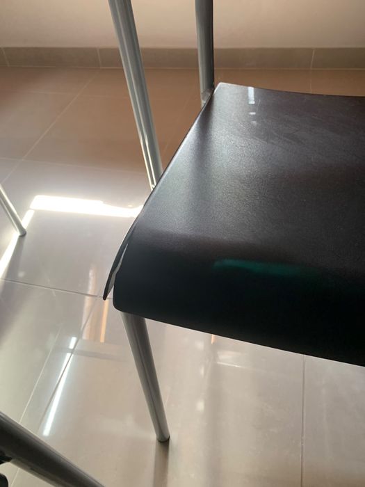 Mesa com conjunto de cadeiras
