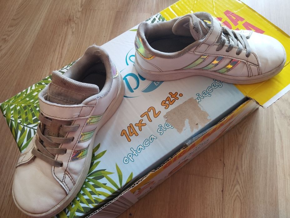 Białe buty dziewczęce adidas