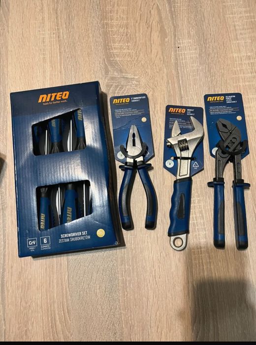 Zestaw narzędzi ,śrubokręty,kombinerki