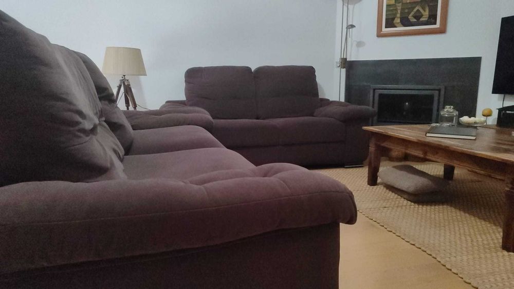 Conjunto de sofás em veludo castanhos escuros