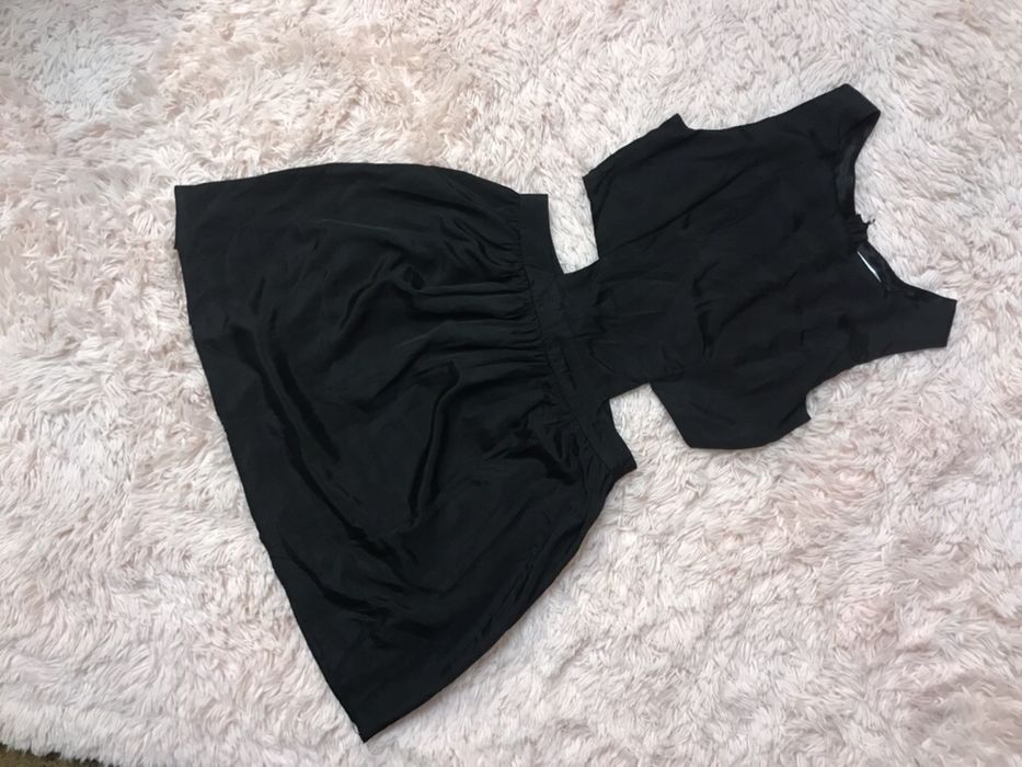 Sukienka imprezowa wycięcia na brzuchu goły brzuch z wycięciami