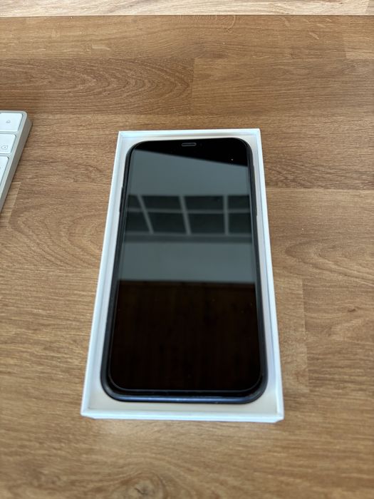 Iphone 11 como novo + capa (poucas marcas de uso)