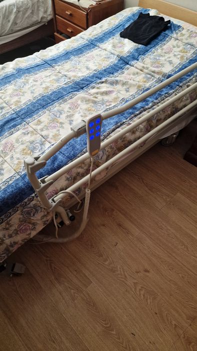 Cama e cadeira de rodas elétricas
