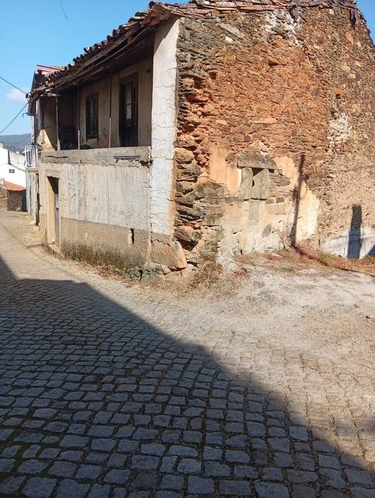 Casa de habitação em mós Moncorvo
