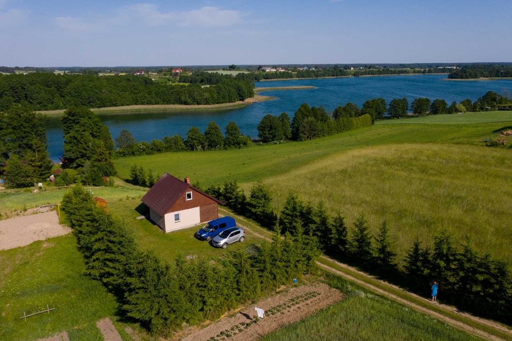 Domek nad jeziorem z własnym brzegiem/plażą