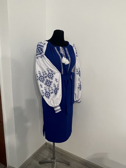 Модні вишиті сукні