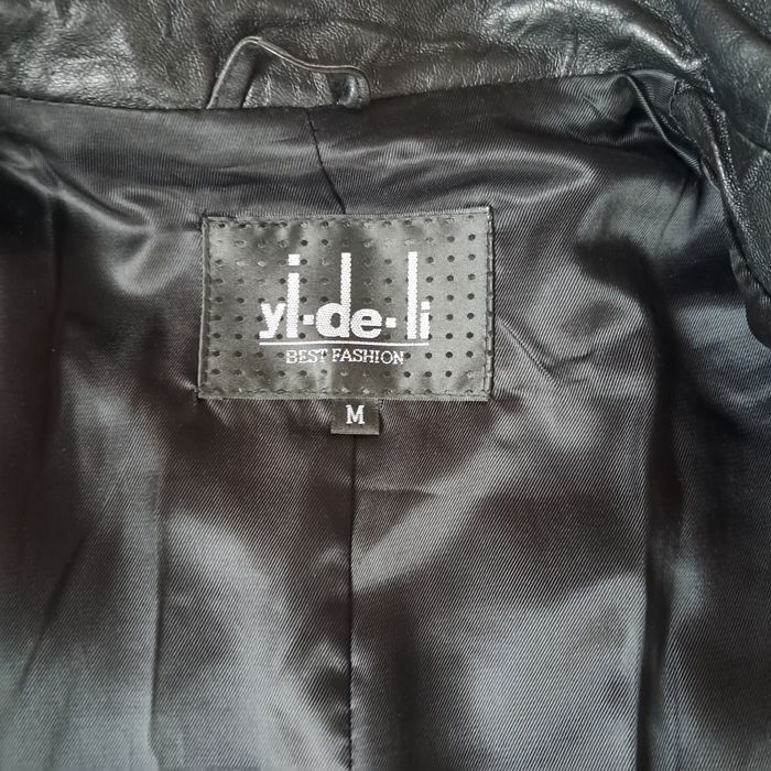 Жіноча шкіряна куртка.