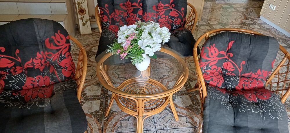 Zestaw mebli rattanowych – sofa, 2 fotele, stolik szklany – bardzo dob