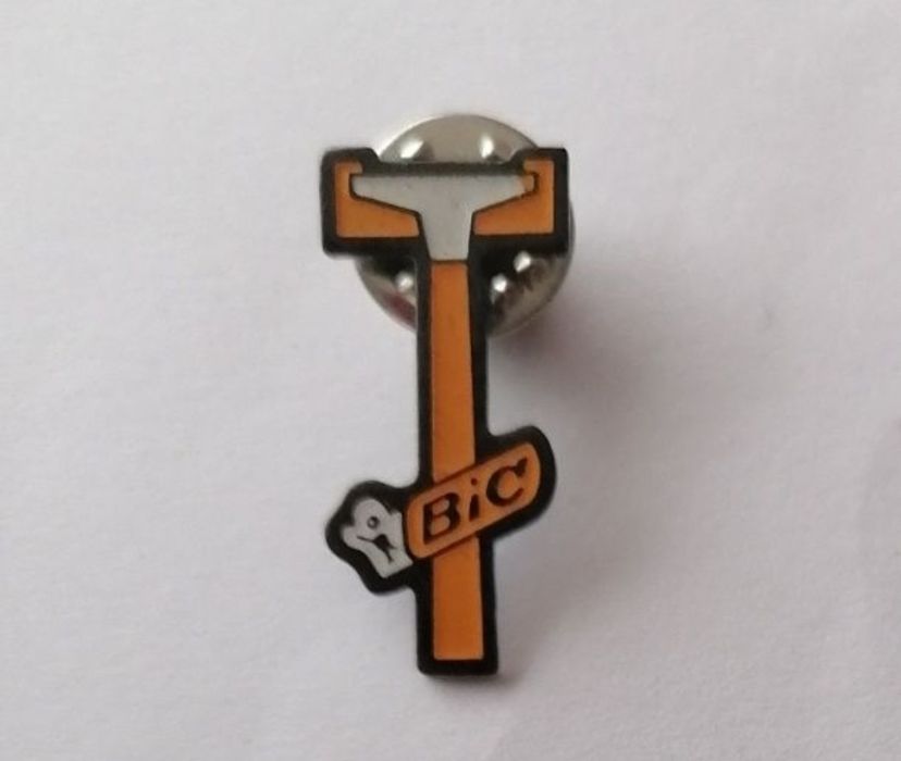 Pin gillette com publicidade da marca francesa BIC