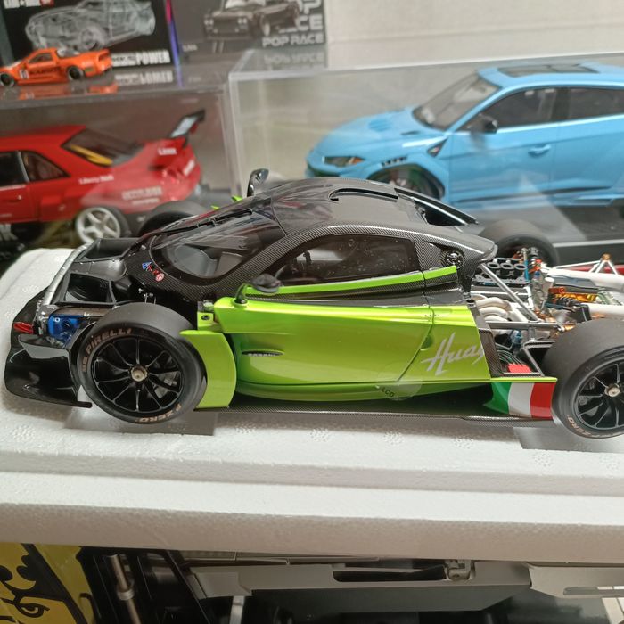 Pagani LCD 1:18 jak AutoArt