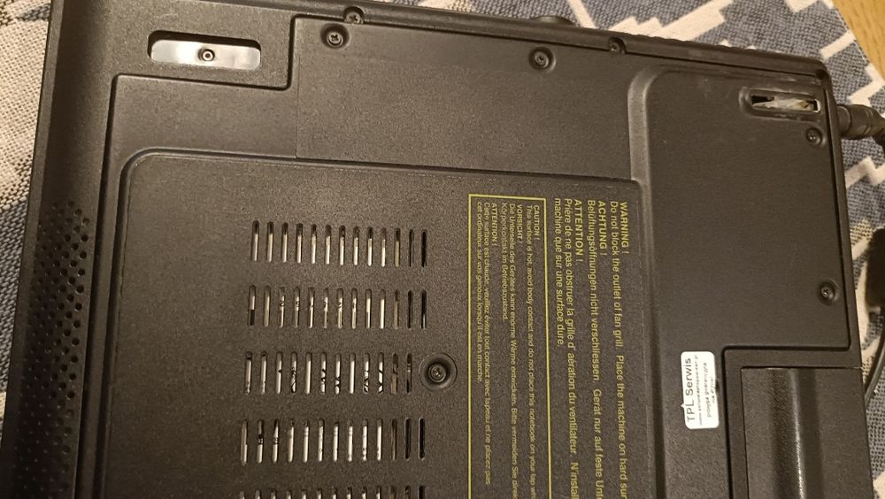 Stary sprawny laptop Fujitsu Siemens