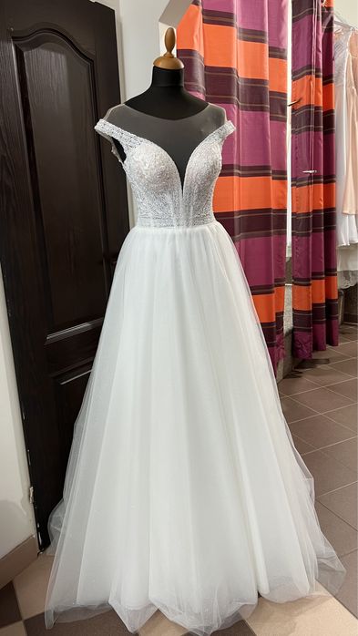 Suknia ślubna z błyszczącą warstwą spódnicy