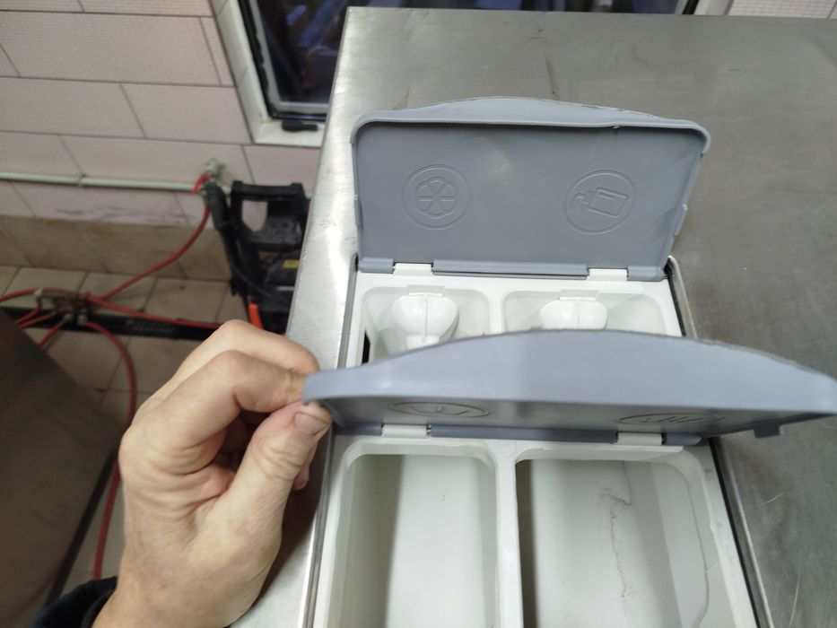 Професійна пральна машина Electrolux W4105H.