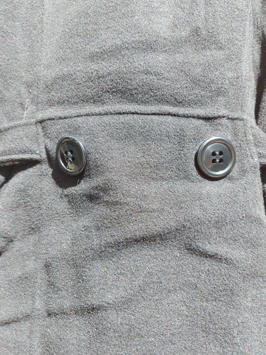 casaco cinza com cinto