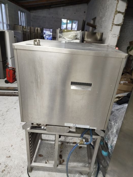 Пароконвектомат з функцією коптильної шафи.