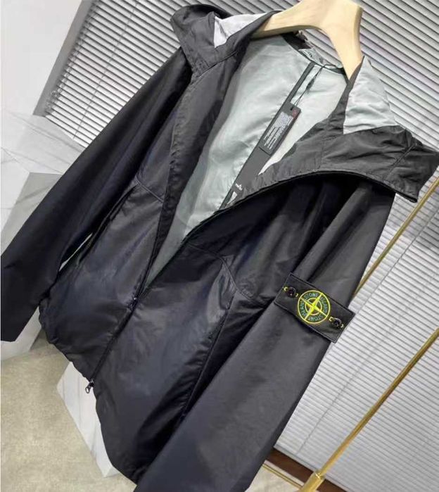 Klasyczna czarna kurtka z kapturem Marki Stone Island