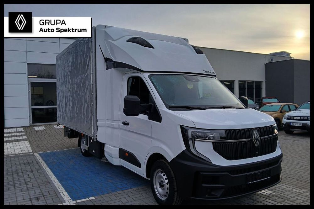 Renault Master  4 generacji z zabudową na 10 euro palet i kabina sypialną tylną