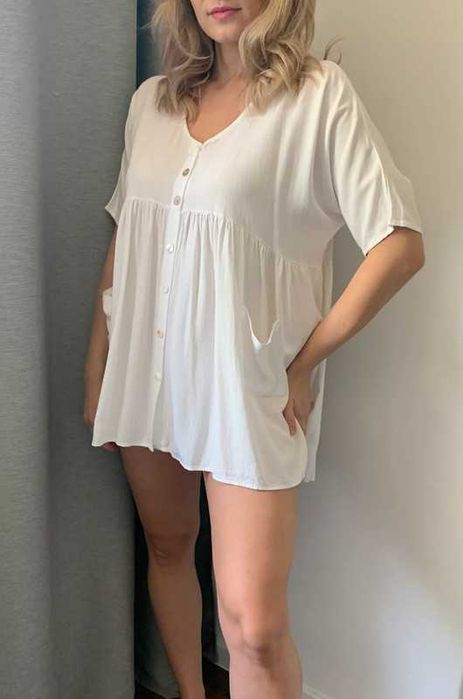 Biała zwiewna luźna sukienka z wiskozy minimalistyczna boho basic