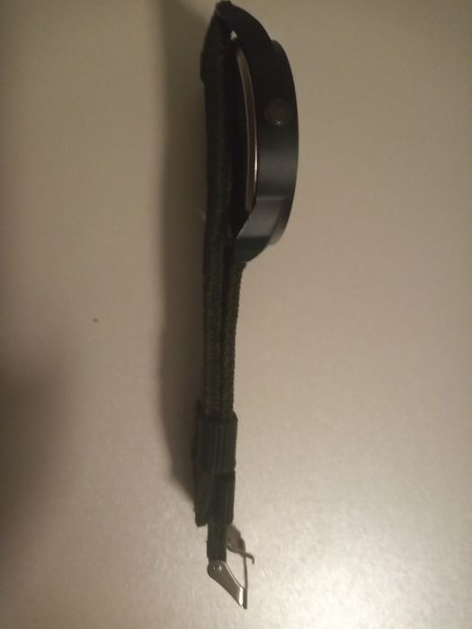 Zegarek kwarcowy z datownikiem.