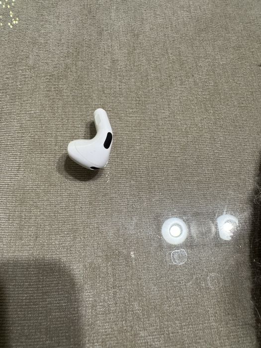 Кейс і правий навушник Apple AirPods 4 без активного шумопоглинання
