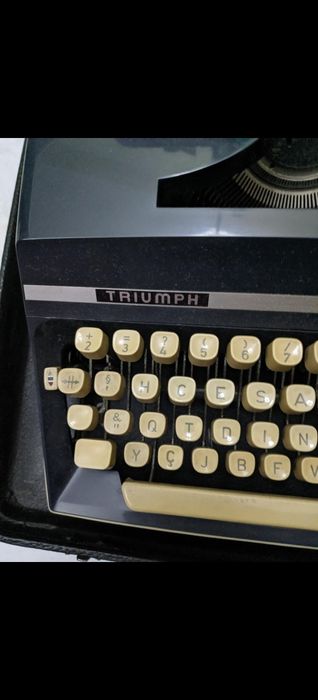 Máquina de escrever TRIUMPH vintage com mala própria de transporte.