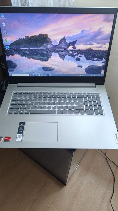 Laptop Lenovo 17