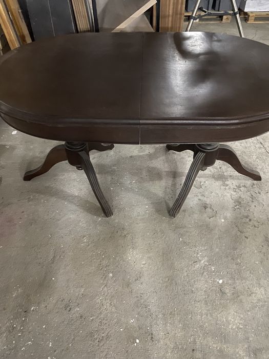 mesa de madeira em bom estado.