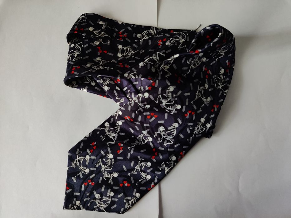 Краватка зі скелетом прикол
