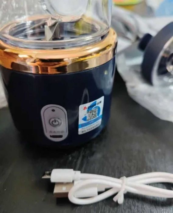 Портативный мини блендер с зарядкой USB.