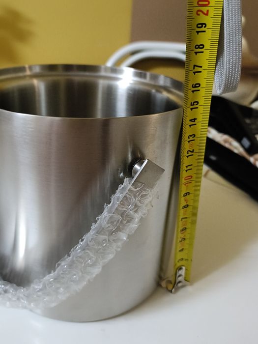 Balde Gelo - Aço inoxidável 
Novo

Medidas:
Altura 15cm
Diâmetro 15cm