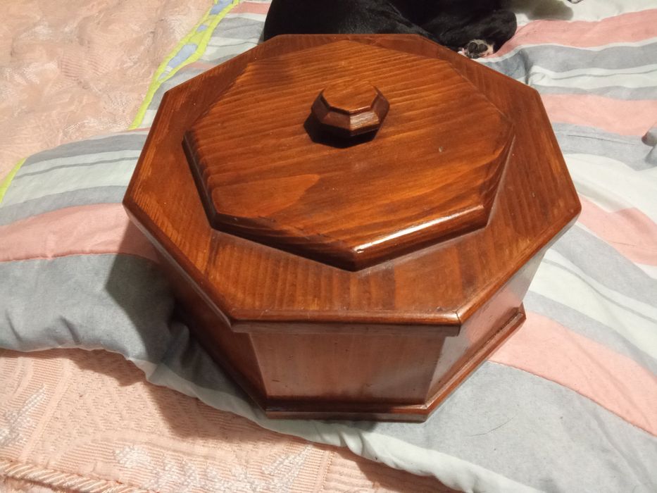 Caixa em madeira feita á mão