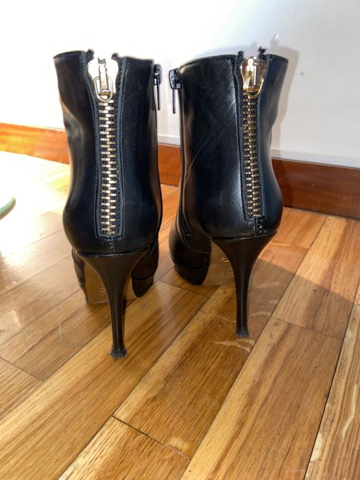 Botins pretos em pele