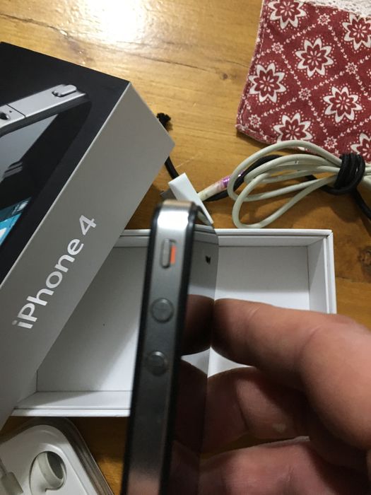 iPhone 4, 16 GB, kolekcjonerski, z pełnym zestawem akcesoriów