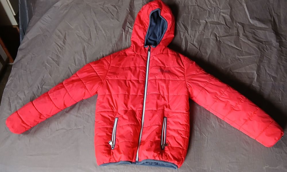 Blusão vermelho Tiffosi. blusão azul e calças de ganga, de crinça.