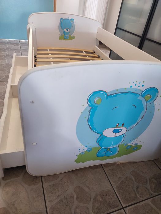 Łóżko dziecięce z szufladą z barierką 140x70 białe niebieski miś